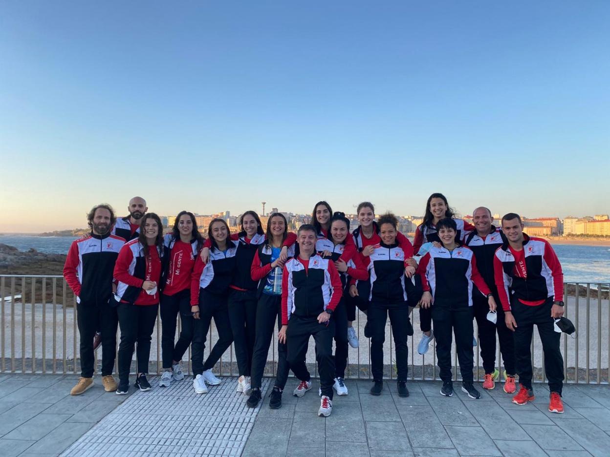 La expedición del Telecable Gijón, a su llegada, en el paseo de la playa de Riazor. 