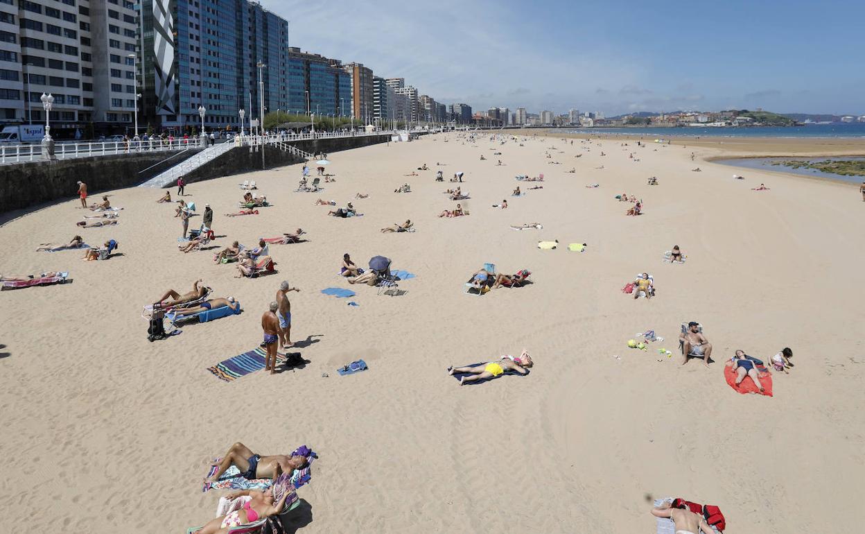 Gente en la playa de San Lorenzo de Gijón