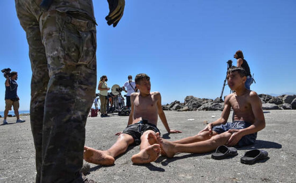 Menores llegados a la playa de El Tarajal el 20 de mayo. 