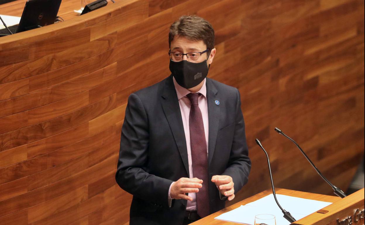 Enrique Fernández en un pleno de la Junta General del Principado