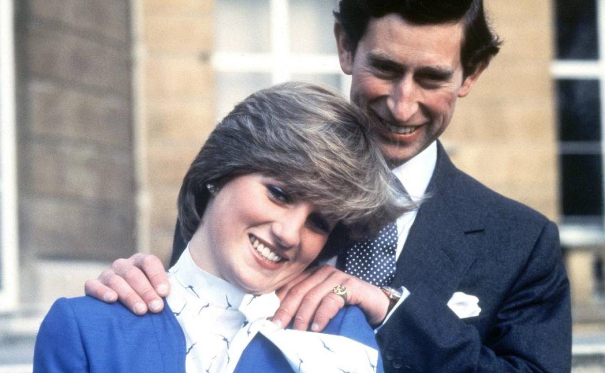 Foto oficial del anuncio del compromiso del Príncipe Carlos de Inglaterra y Lady Di