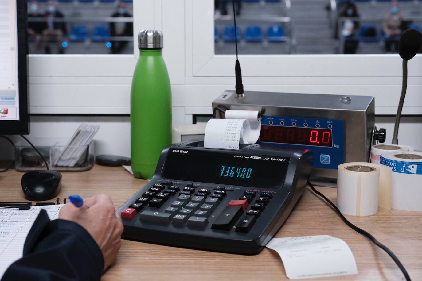 El primer bonito subastado en la lonja de Gijón esta temporada ha alcanzado un precio de 12,99 euros. Como ya ocurriera los últimos años, fue el pesquero con base en Bermeo 'María Digna Dos' el que descargó las primeras tinas. 