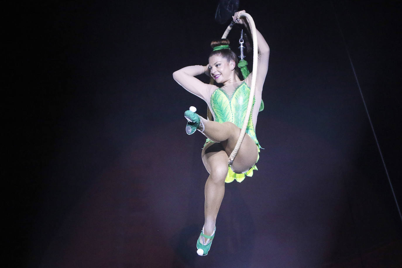 Acostumbrados a pisar un escenario y a actuar prácticamente todos los fines de semana del año, la pandemia les ha frenado en seco ocho meses. Ahora las luces del circo vuelven a encenderse para aflorar en el público la emoción de vivir una experiencia con números nacionales e internacionales, aéreos, malabaristas, equilibristas, payasos... Un circo sin animales. 