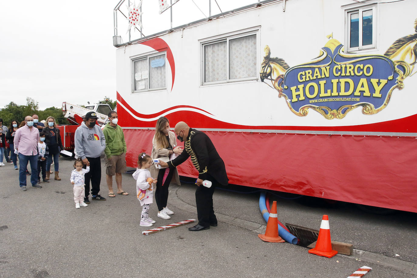 Acostumbrados a pisar un escenario y a actuar prácticamente todos los fines de semana del año, la pandemia les ha frenado en seco ocho meses. Ahora las luces del circo vuelven a encenderse para aflorar en el público la emoción de vivir una experiencia con números nacionales e internacionales, aéreos, malabaristas, equilibristas, payasos... Un circo sin animales. 