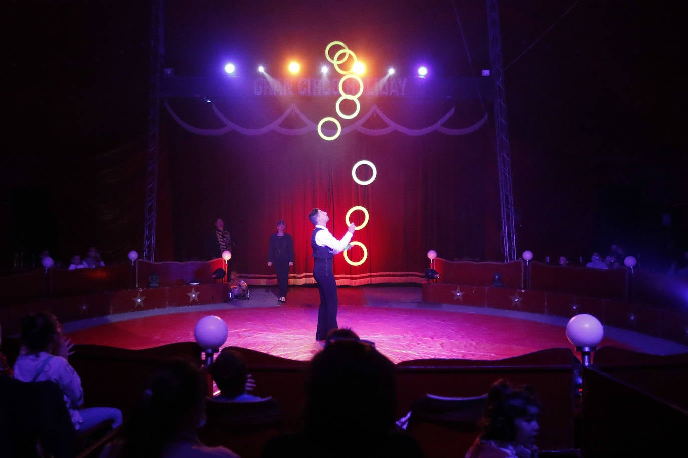 Acostumbrados a pisar un escenario y a actuar prácticamente todos los fines de semana del año, la pandemia les ha frenado en seco ocho meses. Ahora las luces del circo vuelven a encenderse para aflorar en el público la emoción de vivir una experiencia con números nacionales e internacionales, aéreos, malabaristas, equilibristas, payasos... Un circo sin animales. 