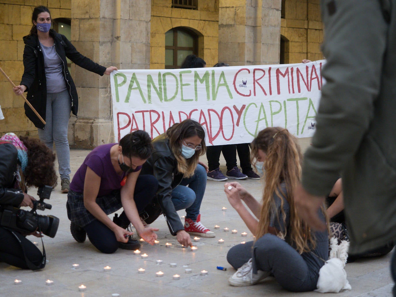 Las concentraciones en repulsa del asesinato a manos de su padre de la pequeña Olivia y de la desaparición de su hermana Anna se han sucedido a lo largo de los principales municipios de Asturias. Los manifestantes también han mostrado su repulsa ante el asesinato de Rocío, después de que su expareja y padre de su bebé de cuatro meses, confesase haberla matado. 