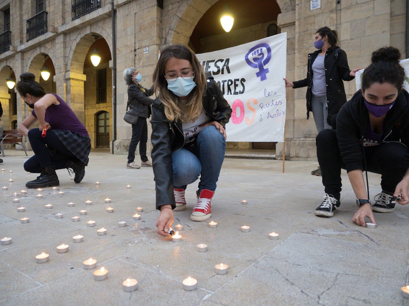 Las concentraciones en repulsa del asesinato a manos de su padre de la pequeña Olivia y de la desaparición de su hermana Anna se han sucedido a lo largo de los principales municipios de Asturias. Los manifestantes también han mostrado su repulsa ante el asesinato de Rocío, después de que su expareja y padre de su bebé de cuatro meses, confesase haberla matado. 