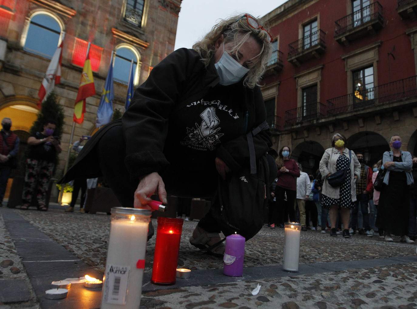 La pena más profunda, la rabia más absoluta, la repulsa más contundente. Cientos de asturianos iluminaron ayer con velas las calles de Avilés, Corvera, Castrillón, Gijón, Siero, Oviedo, Cabrales, Cangas de Onís, Piloña, Ribadesella, Llanes, Parres, Ribadedeva, Colunga, Villaviciosa, Bimenes, Langreo, Mieres, Lena, Navia, La Caridad, Grado, Nava, Sariego y San Martín del Rey Aurelio para homenajear a las niñas de Tenerife, condenar los últimos crímenes de violencia machista y vicaria y pedir el fin de esta lacra, que en lo que va de año ha acabado con la vida de 18 mujeres, al confirmarse que la muerte de la joven sevillana Rocío C. P. fue un crimen machista. 