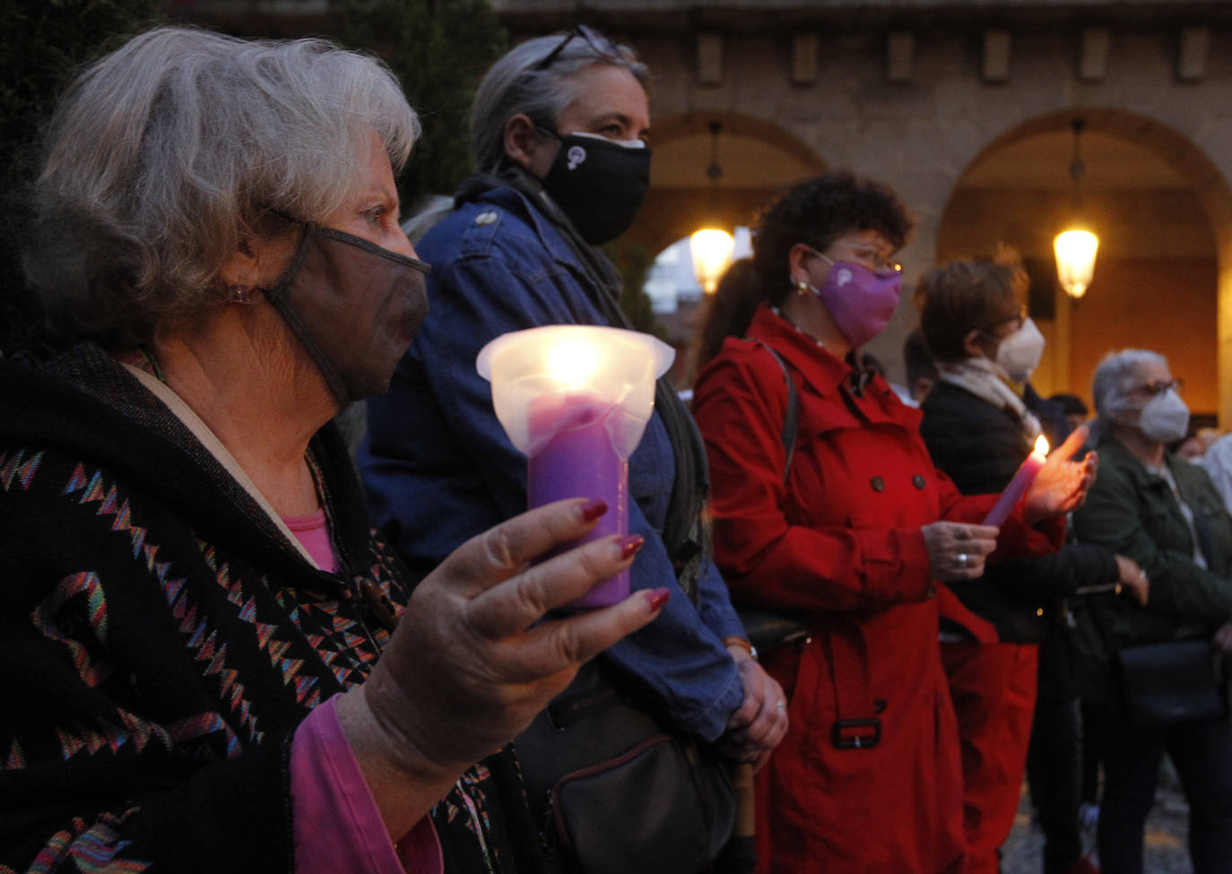 La pena más profunda, la rabia más absoluta, la repulsa más contundente. Cientos de asturianos iluminaron ayer con velas las calles de Avilés, Corvera, Castrillón, Gijón, Siero, Oviedo, Cabrales, Cangas de Onís, Piloña, Ribadesella, Llanes, Parres, Ribadedeva, Colunga, Villaviciosa, Bimenes, Langreo, Mieres, Lena, Navia, La Caridad, Grado, Nava, Sariego y San Martín del Rey Aurelio para homenajear a las niñas de Tenerife, condenar los últimos crímenes de violencia machista y vicaria y pedir el fin de esta lacra, que en lo que va de año ha acabado con la vida de 18 mujeres, al confirmarse que la muerte de la joven sevillana Rocío C. P. fue un crimen machista.