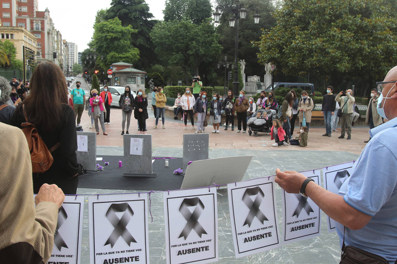 Las concentraciones en repulsa del asesinato a manos de su padre de la pequeña Olivia y de la desaparición de su hermana Anna se han sucedido a lo largo de los principales municipios de Asturias. Los manifestantes también han mostrado su repulsa ante el asesinato de Rocío, después de que su expareja y padre de su bebé de cuatro meses, confesase haberla matado. 