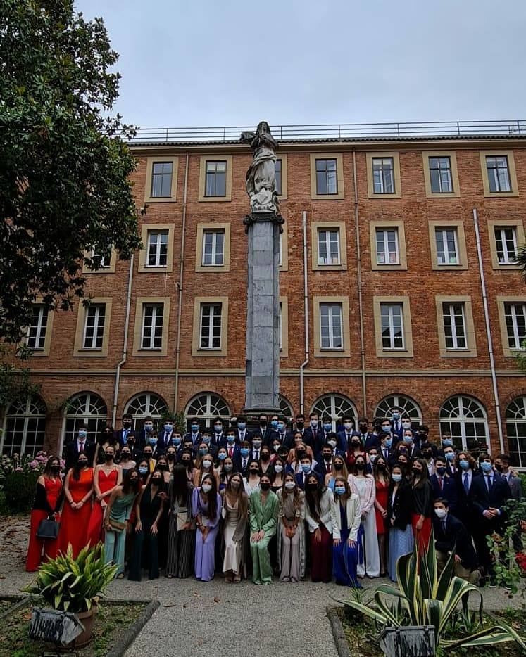 Los alumnos de Gijón están viviendo una de las jornadas más emotivas de su vida académica. Este viernes, una vez pasada la EBAU, se están celebrando las graduaciones de centros como el IES Padre Feijoo, el colegio Montedeva, el DODEMA o e IES Calderón de la Barca. 
