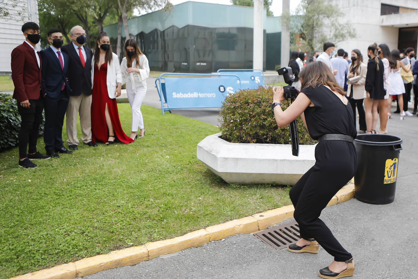 Los alumnos de Gijón están viviendo una de las jornadas más emotivas de su vida académica. Este viernes, una vez pasada la EBAU, se celebran las graduaciones de centros como el IES Padre Feijoo, el colegio Montedeva, el DODEMA o e IES Calderón de la Barca. 