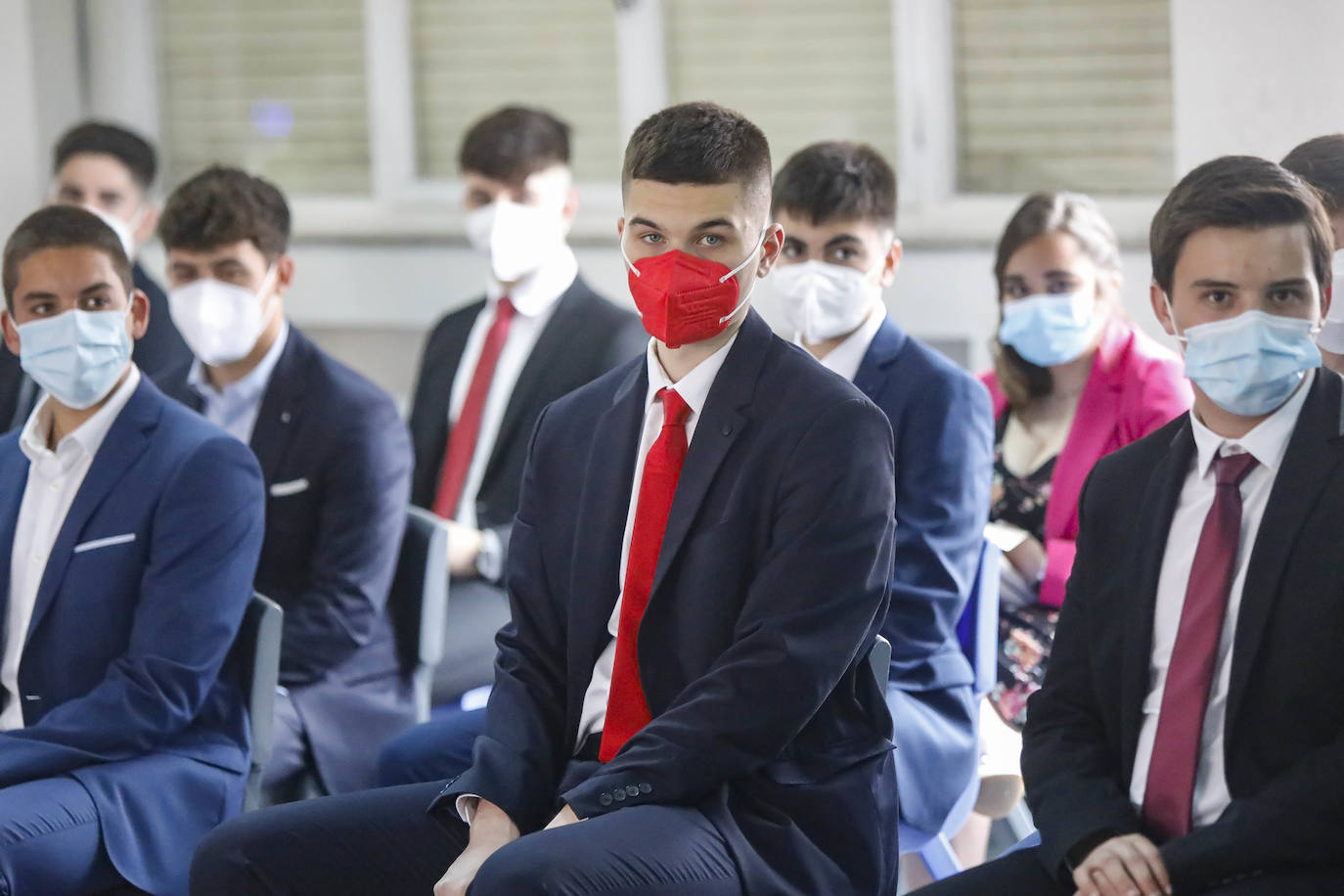 Los alumnos de Gijón están viviendo una de las jornadas más emotivas de su vida académica. Este viernes, una vez pasada la EBAU, se celebran las graduaciones de centros como el IES Padre Feijoo, el colegio Montedeva, el DODEMA o e IES Calderón de la Barca. 