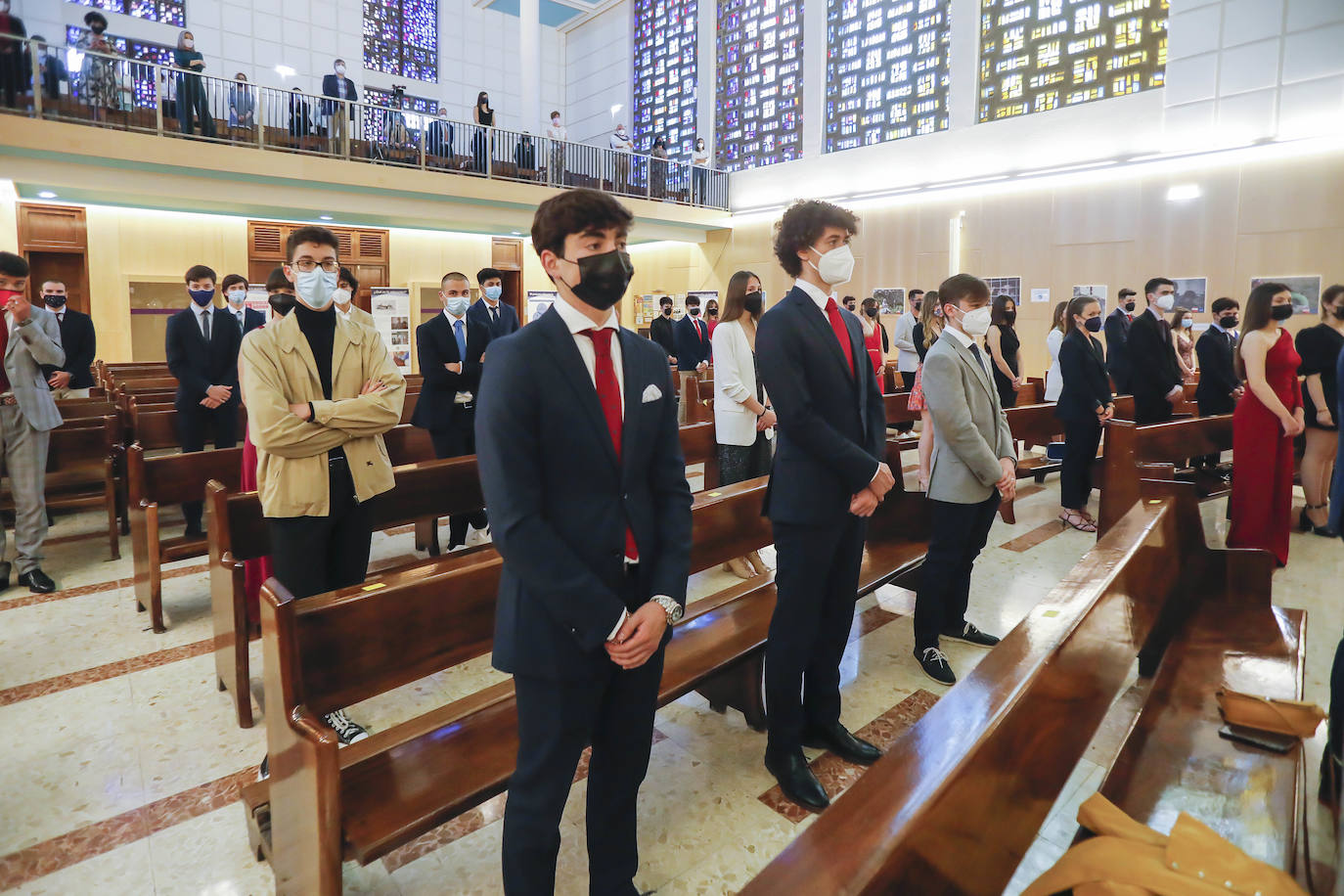Los alumnos de Gijón están viviendo una de las jornadas más emotivas de su vida académica. Este viernes, una vez pasada la EBAU, se celebran las graduaciones de centros como el IES Padre Feijoo, el colegio Montedeva, el DODEMA o e IES Calderón de la Barca. 