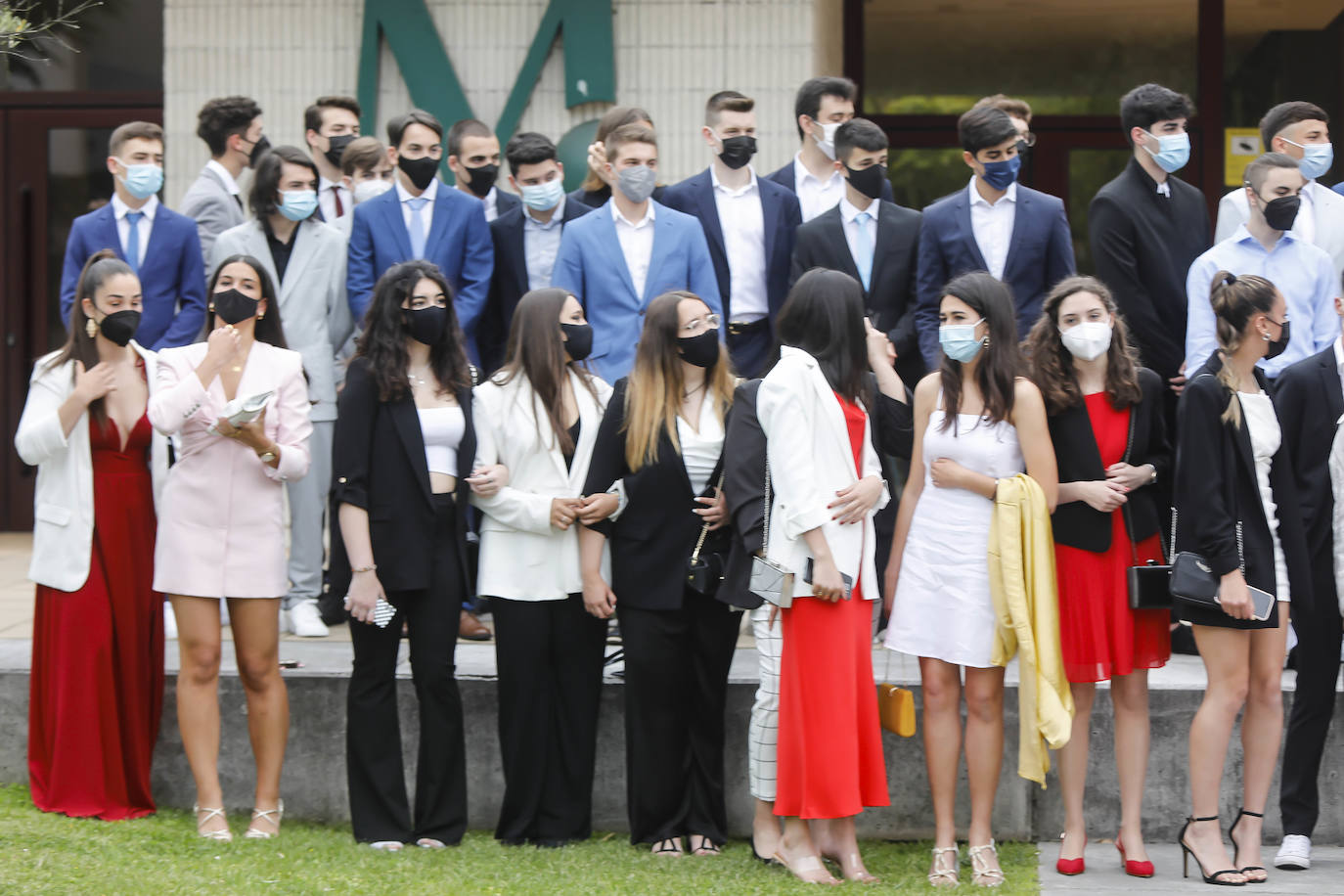 Los alumnos de Gijón están viviendo una de las jornadas más emotivas de su vida académica. Este viernes, una vez pasada la EBAU, se celebran las graduaciones de centros como el IES Padre Feijoo, el colegio Montedeva, el DODEMA o e IES Calderón de la Barca. 