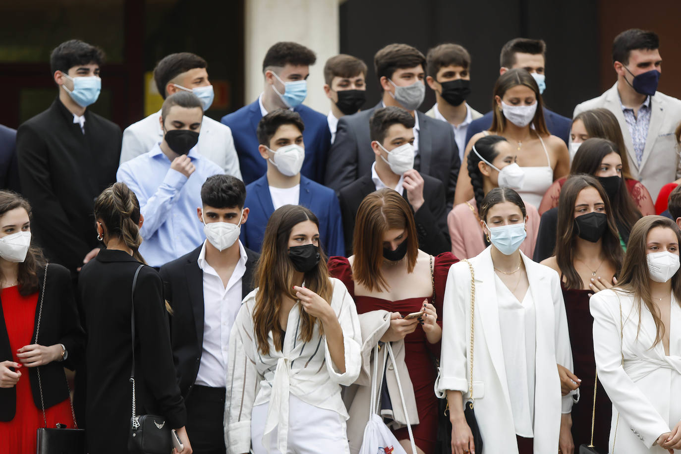 Los alumnos de Gijón están viviendo una de las jornadas más emotivas de su vida académica. Este viernes, una vez pasada la EBAU, se celebran las graduaciones de centros como el IES Padre Feijoo, el colegio Montedeva, el DODEMA o e IES Calderón de la Barca. 
