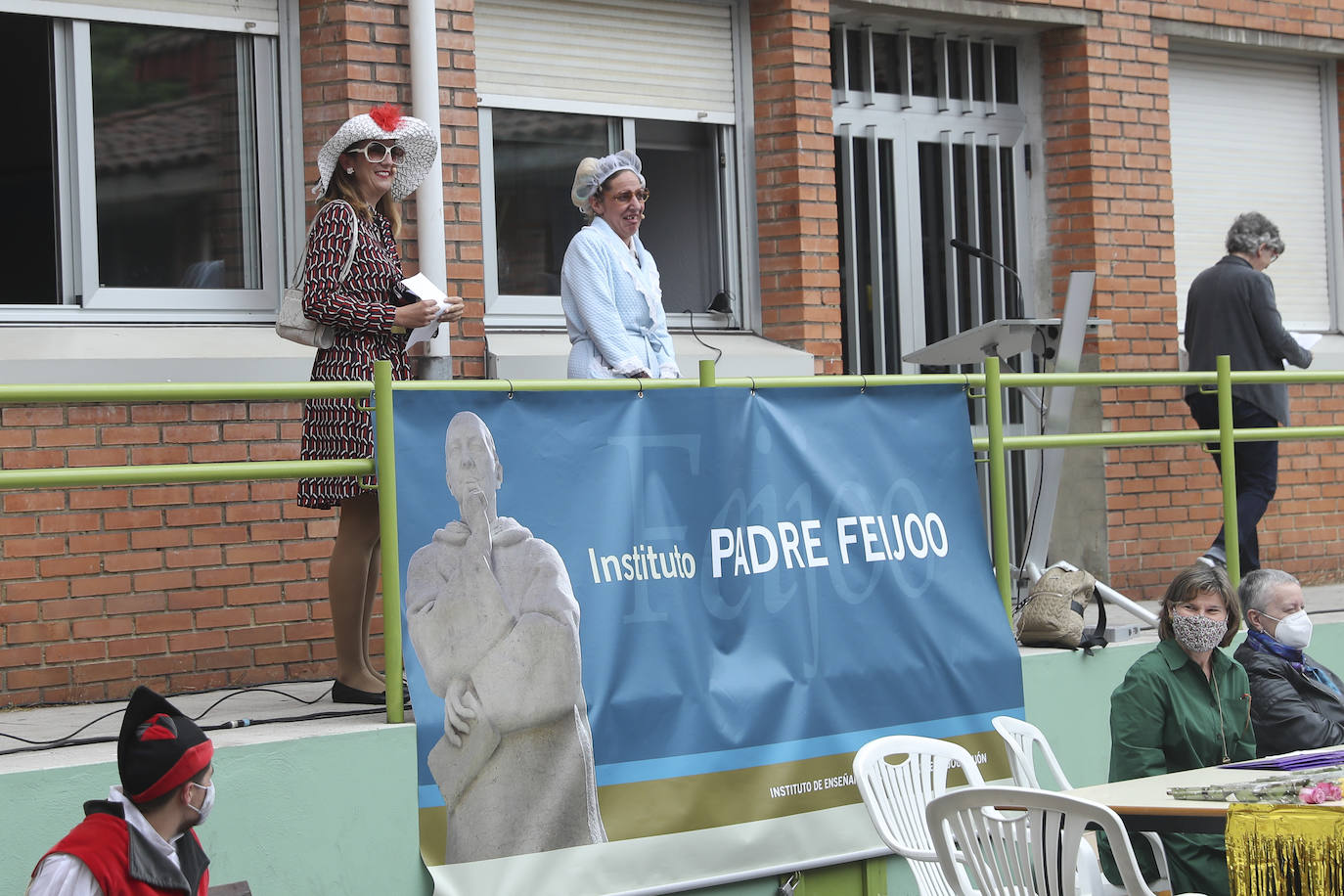 Los alumnos de Gijón están viviendo una de las jornadas más emotivas de su vida académica. Este viernes, una vez pasada la EBAU, se celebran las graduaciones de centros como el IES Padre Feijoo, el colegio Montedeva, el DODEMA o e IES Calderón de la Barca. 