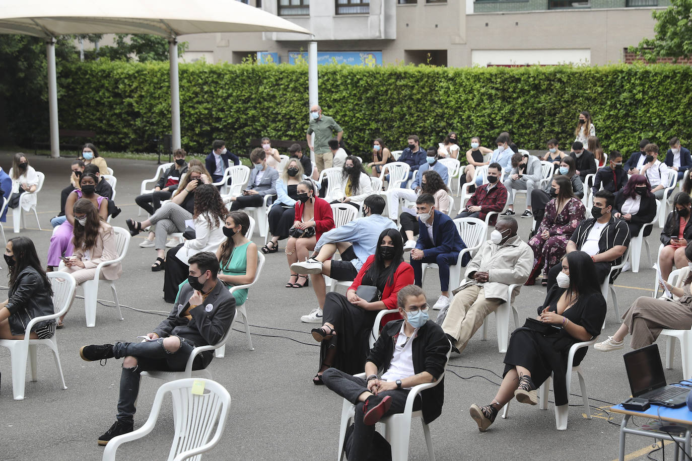 Los alumnos de Gijón están viviendo una de las jornadas más emotivas de su vida académica. Este viernes, una vez pasada la EBAU, se celebran las graduaciones de centros como el IES Padre Feijoo, el colegio Montedeva, el DODEMA o e IES Calderón de la Barca. 
