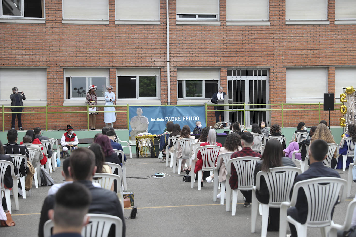 Los alumnos de Gijón están viviendo una de las jornadas más emotivas de su vida académica. Este viernes, una vez pasada la EBAU, se celebran las graduaciones de centros como el IES Padre Feijoo, el colegio Montedeva, el DODEMA o e IES Calderón de la Barca. 
