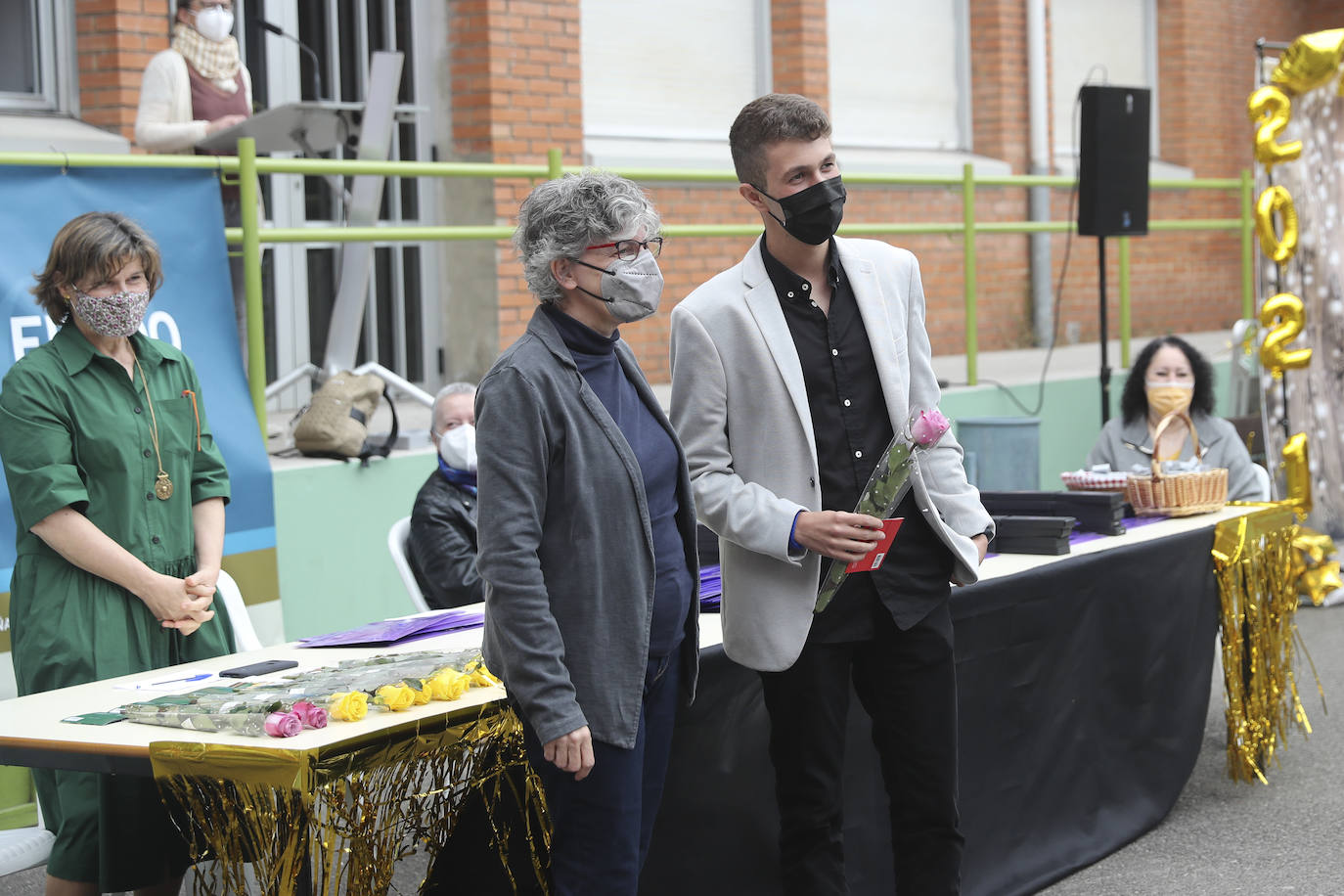 Los alumnos de Gijón están viviendo una de las jornadas más emotivas de su vida académica. Este viernes, una vez pasada la EBAU, se celebran las graduaciones de centros como el IES Padre Feijoo, el colegio Montedeva, el DODEMA o e IES Calderón de la Barca. 