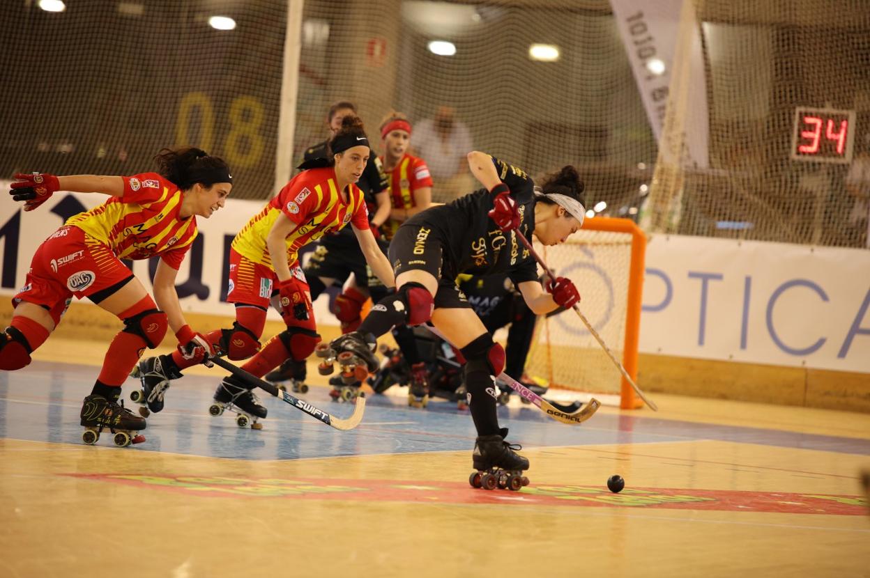 Natasha Lee intenta el disparo ante la presión de 'Peke'. 