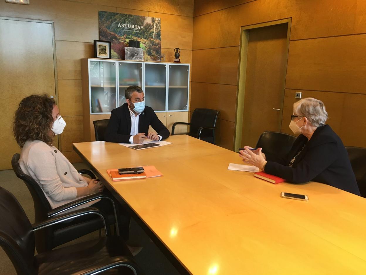 El consejero Alejandro Calvo en la reunión con la alcaldesa, Carmen Arango, y Esther Díaz. 