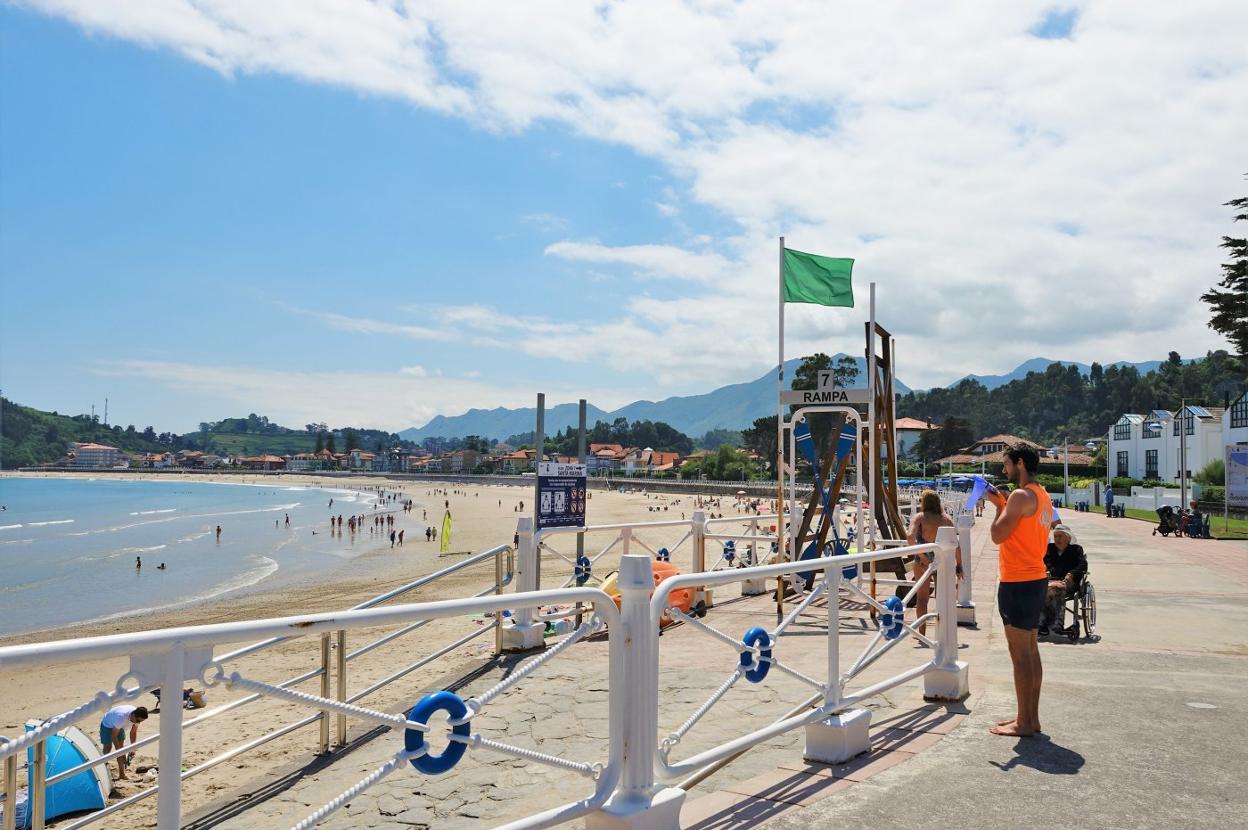 Ribadesella repetirá el sistema de zonificación del pasado verano en Santa Marina, que permite evitar aglomeraciones . 