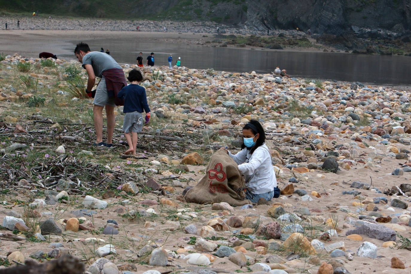 Decenas de personas se han sumado a la lucha contra la 'basuraleza' (los residuos arrojados en plena naturaleza) en el municipio de Gozón a través del proyecto Libera, de Ecoembes y SEO/BirdLife, y 'La cara invisible del planeta'. Esta última iniciativa ha llevado a cabo la limpieza de la playa de Xagó 