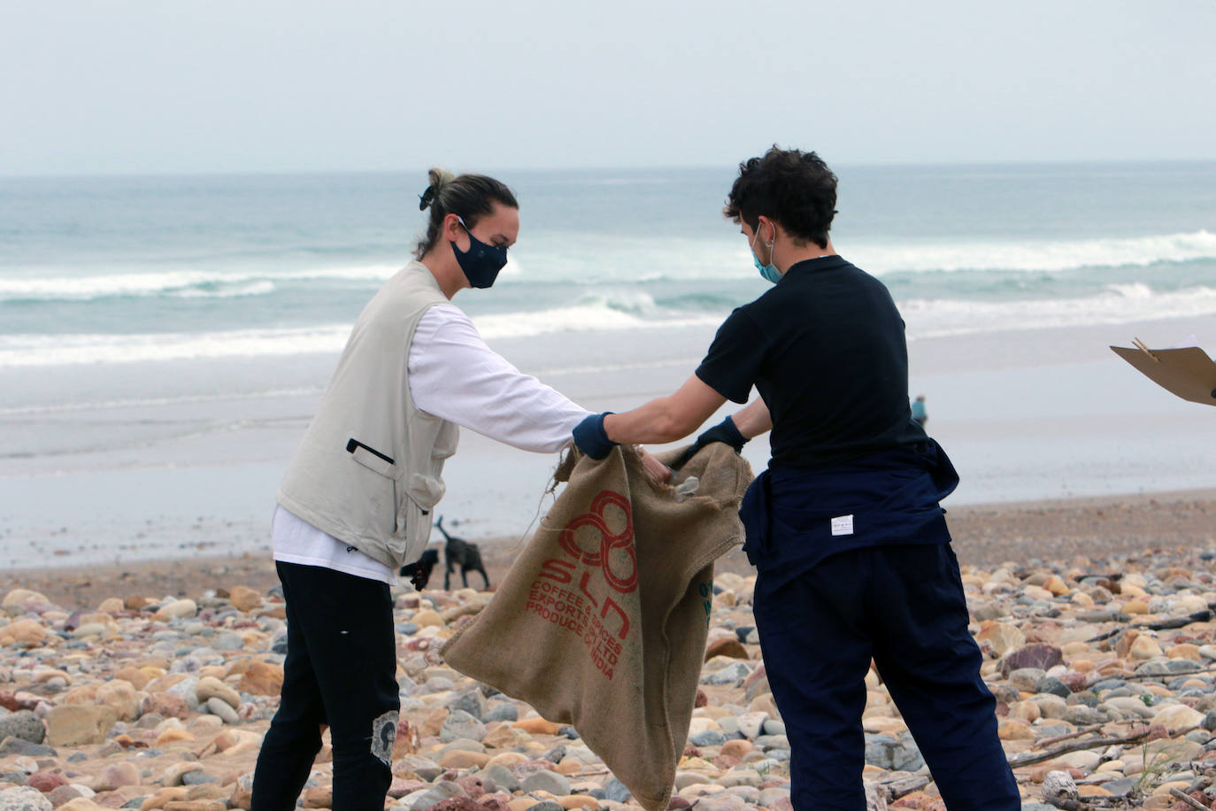 Decenas de personas se han sumado a la lucha contra la 'basuraleza' (los residuos arrojados en plena naturaleza) en el municipio de Gozón a través del proyecto Libera, de Ecoembes y SEO/BirdLife, y 'La cara invisible del planeta'. Esta última iniciativa ha llevado a cabo la limpieza de la playa de Xagó 