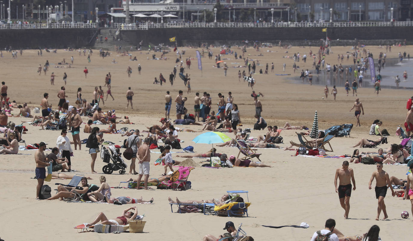 El ha animado a los asturianos a llenar playas y paseos. Por ejemplo, el arenal gijonés de San Lorenzo lucía a rebosar a primera hora de la tarde de este sábado. Pero la situación podrá cambiar drásticamente de cara al domingo, cuando la Agencia Estatal de Meteorología (Aemet) ha lanzado un aviso por la llegada de intensas precipitaciones y granizo a algunas partes de la región 