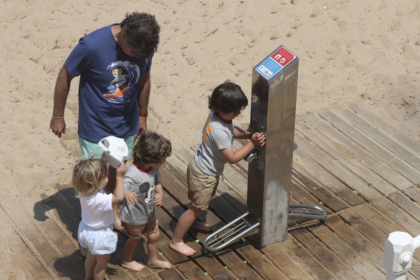 El ha animado a los asturianos a llenar playas y paseos. Por ejemplo, el arenal gijonés de San Lorenzo lucía a rebosar a primera hora de la tarde de este sábado. Pero la situación podrá cambiar drásticamente de cara al domingo, cuando la Agencia Estatal de Meteorología (Aemet) ha lanzado un aviso por la llegada de intensas precipitaciones y granizo a algunas partes de la región 