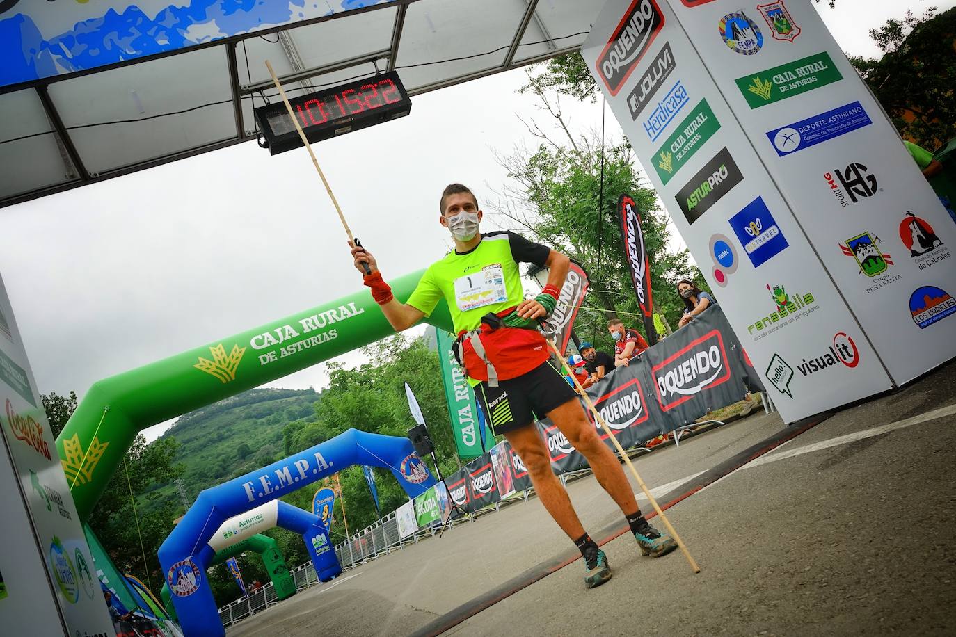 En el regreso de la competición a los Picos de Europa, Manuel Merillas mantuvo su dominio inalcanzable en La Travesera Oquendo. El berciano ha conseguido pulverizar su anterior registro y completar el recorrido por debajo de la barrera de las diez horas. En concreto, nueve horas, cincuenta y dos minutos y cincuenta y tres segundos fue el tiempo acreditado en la meta de Arenas de Cabrales