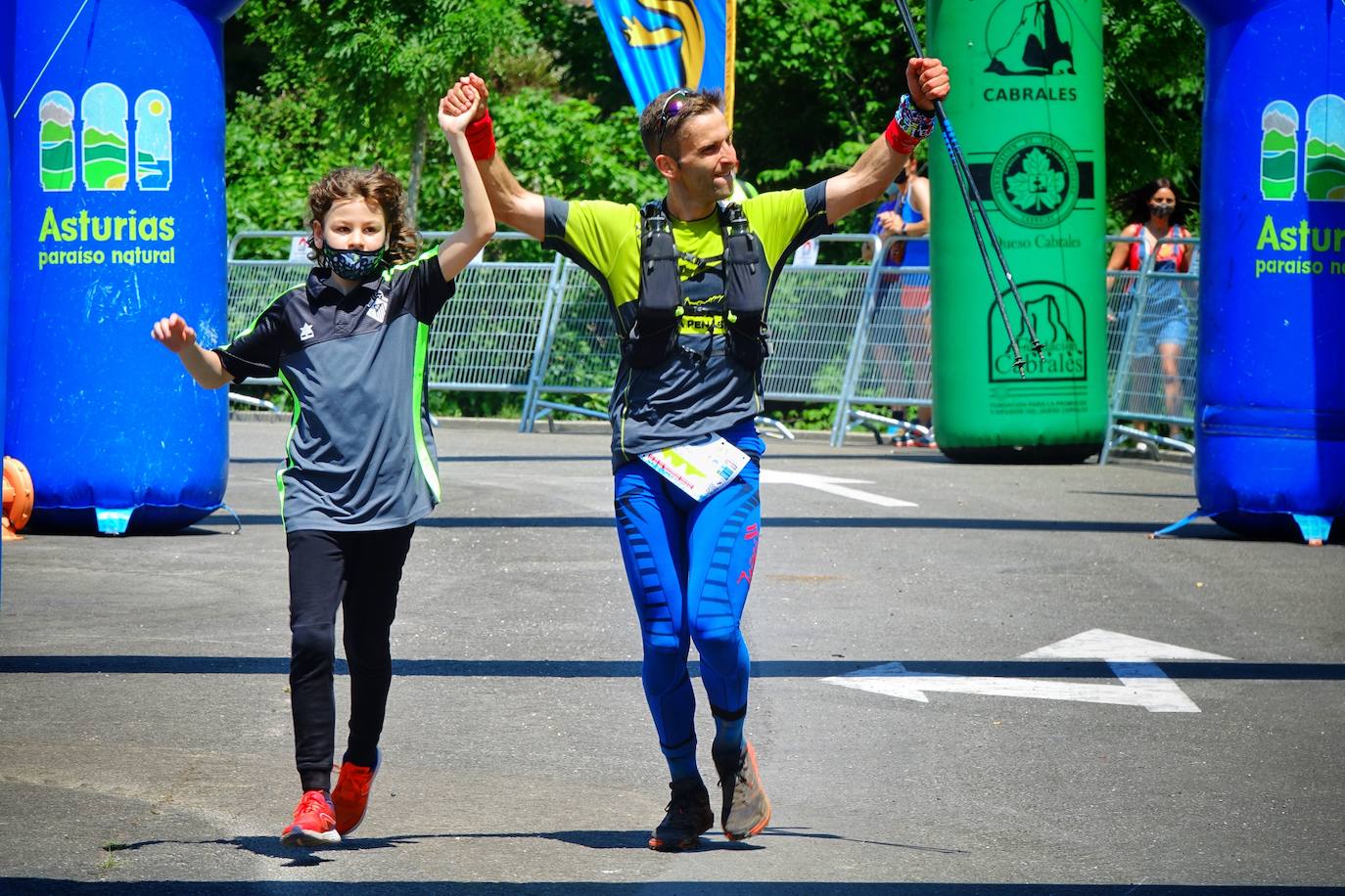 En el regreso de la competición a los Picos de Europa, Manuel Merillas mantuvo su dominio inalcanzable en La Travesera Oquendo. El berciano ha conseguido pulverizar su anterior registro y completar el recorrido por debajo de la barrera de las diez horas. En concreto, nueve horas, cincuenta y dos minutos y cincuenta y tres segundos fue el tiempo acreditado en la meta de Arenas de Cabrales