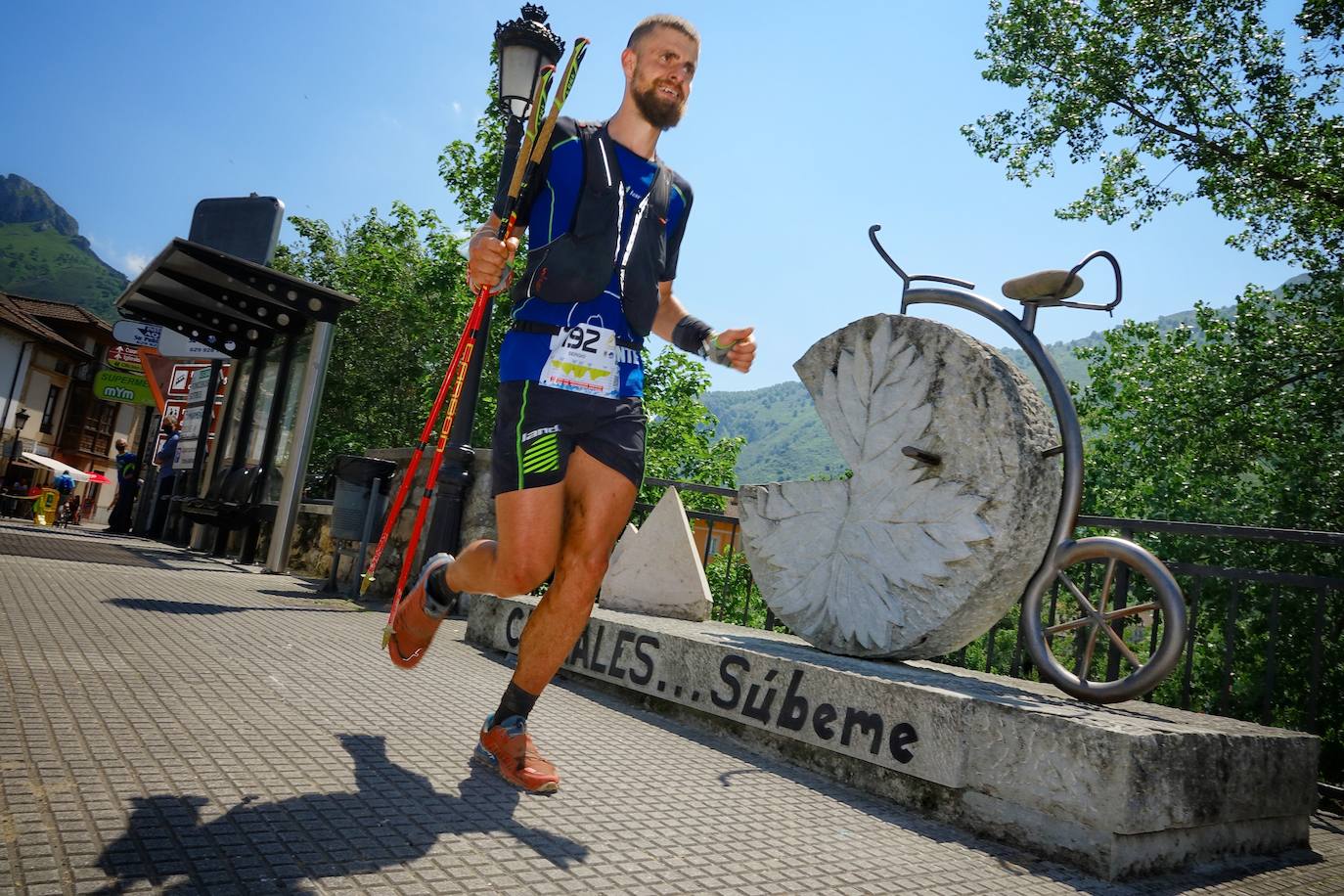 En el regreso de la competición a los Picos de Europa, Manuel Merillas mantuvo su dominio inalcanzable en La Travesera Oquendo. El berciano ha conseguido pulverizar su anterior registro y completar el recorrido por debajo de la barrera de las diez horas. En concreto, nueve horas, cincuenta y dos minutos y cincuenta y tres segundos fue el tiempo acreditado en la meta de Arenas de Cabrales