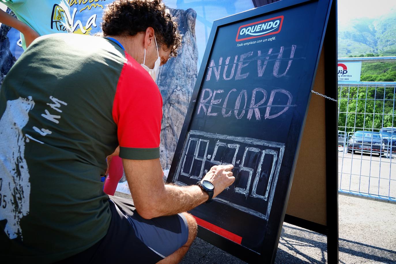 En el regreso de la competición a los Picos de Europa, Manuel Merillas mantuvo su dominio inalcanzable en La Travesera Oquendo. El berciano ha conseguido pulverizar su anterior registro y completar el recorrido por debajo de la barrera de las diez horas. En concreto, nueve horas, cincuenta y dos minutos y cincuenta y tres segundos fue el tiempo acreditado en la meta de Arenas de Cabrales