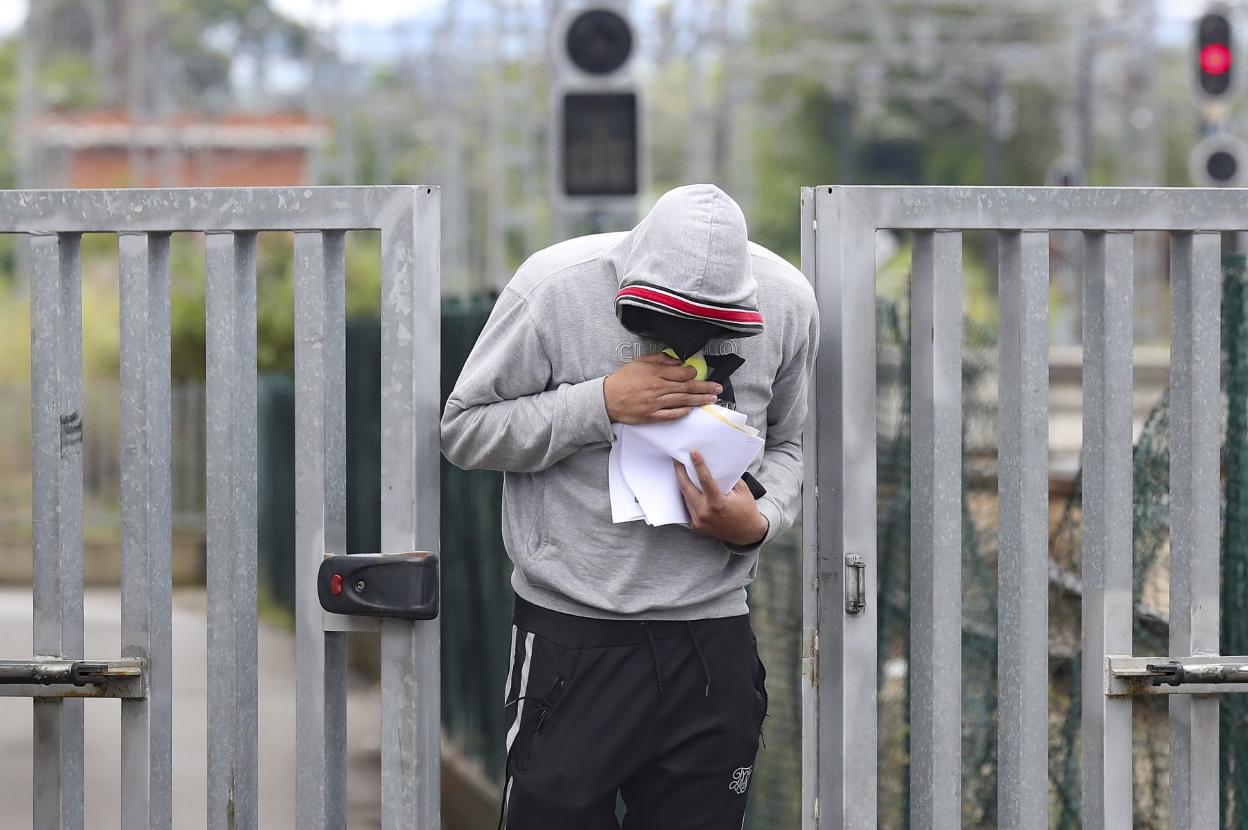 La pareja de la madre del bebé abandona cabizbajo los juzgados tras salir en libertad provisional. 