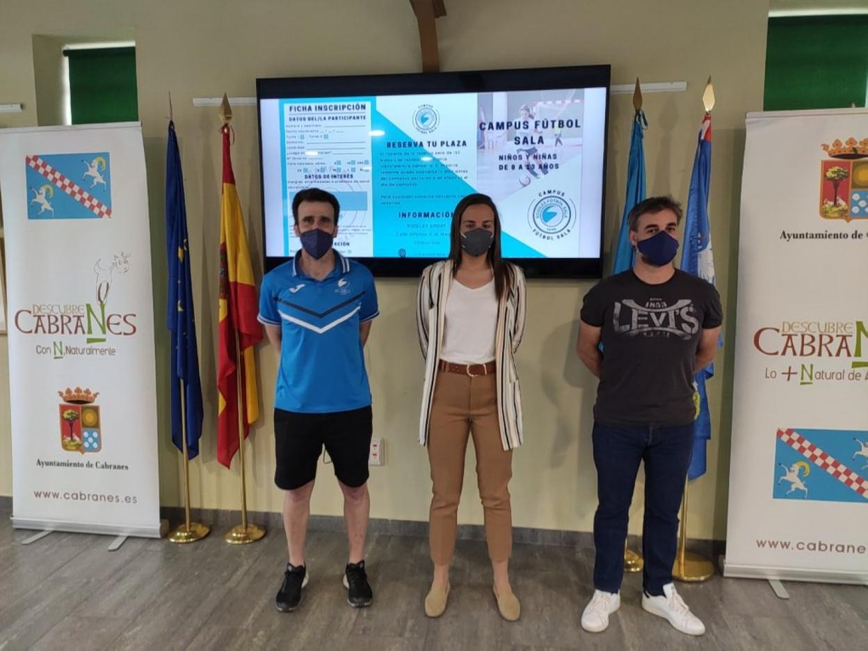 Santi Tuero, Paula Alonso y Gerardo Fabián presentan la actividad. 