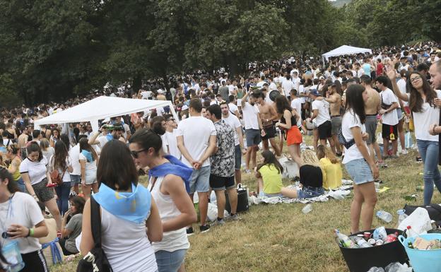 Asistentes a la última romería de El Carmín de la Pola.