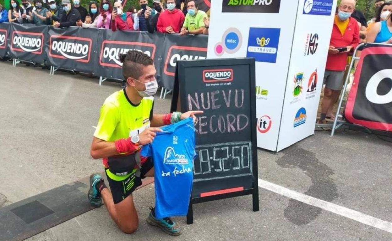 Manuel Merillas, tras la prueba, con su récord.