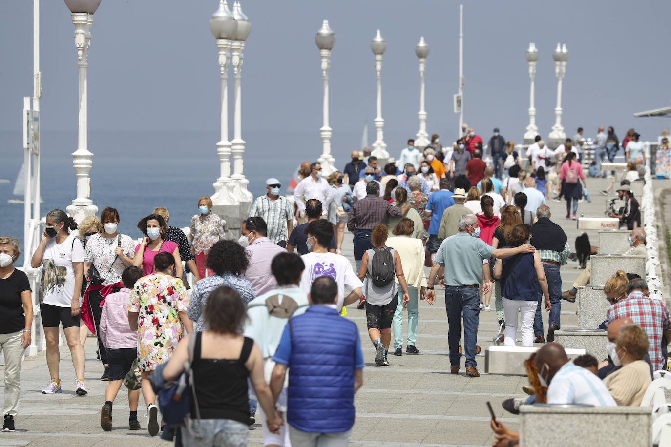 Asturias ha vivido una calurosa mañana de domingo, con temperaturas que han rozado los 30 grados en algunos puntos de la región; una situación que podrá cambiar drásticamente de cara a las últimas horas del día. Por eso muchas personas han querido aprovechar las últimas horas de buen tiempo y han llenado playas y terrazas. Ya por la tarde la intensa niebla se ha adentrado en el Principado, que terminó por disuadir a los bañistas. 