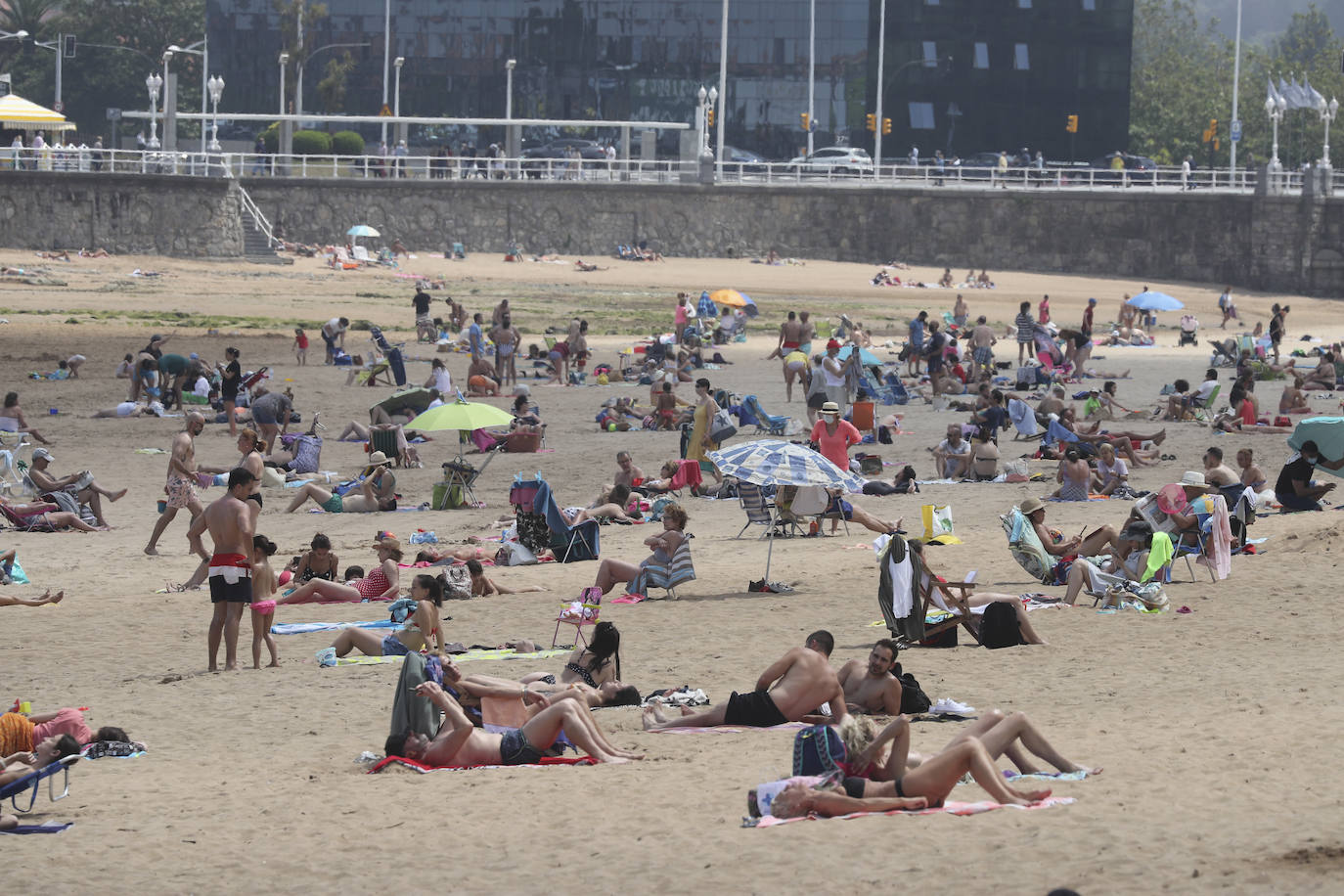 Asturias ha vivido una calurosa mañana de domingo, con temperaturas que han rozado los 30 grados en algunos puntos de la región; una situación que podrá cambiar drásticamente de cara a las últimas horas del día. Por eso muchas personas han querido aprovechar las últimas horas de buen tiempo y han llenado playas y terrazas. Ya por la tarde la intensa niebla se ha adentrado en el Principado, que terminó por disuadir a los bañistas. 