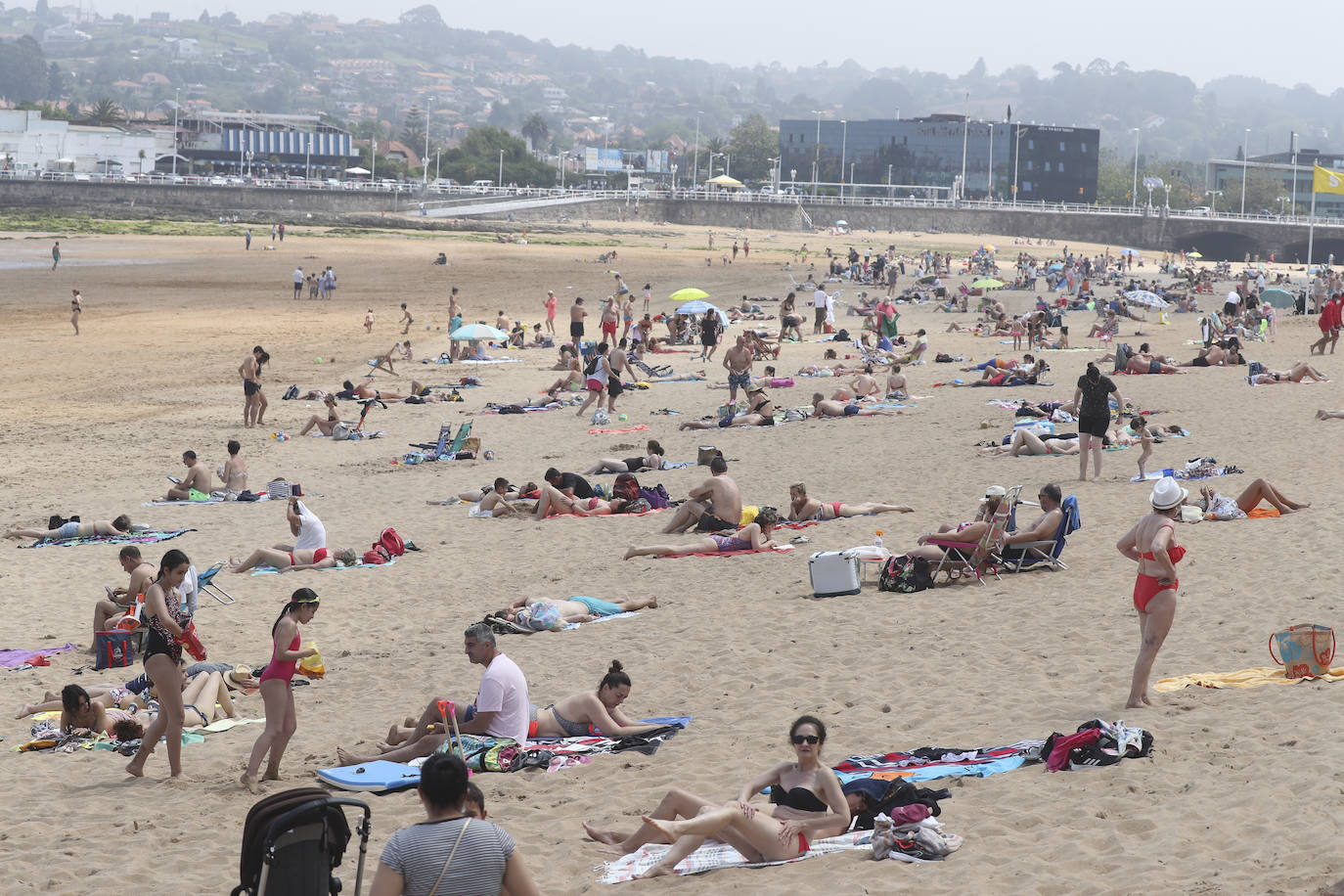 Asturias ha vivido una calurosa mañana de domingo, con temperaturas que han rozado los 30 grados en algunos puntos de la región; una situación que podrá cambiar drásticamente de cara a las últimas horas del día. Por eso muchas personas han querido aprovechar las últimas horas de buen tiempo y han llenado playas y terrazas. Ya por la tarde la intensa niebla se ha adentrado en el Principado, que terminó por disuadir a los bañistas. 