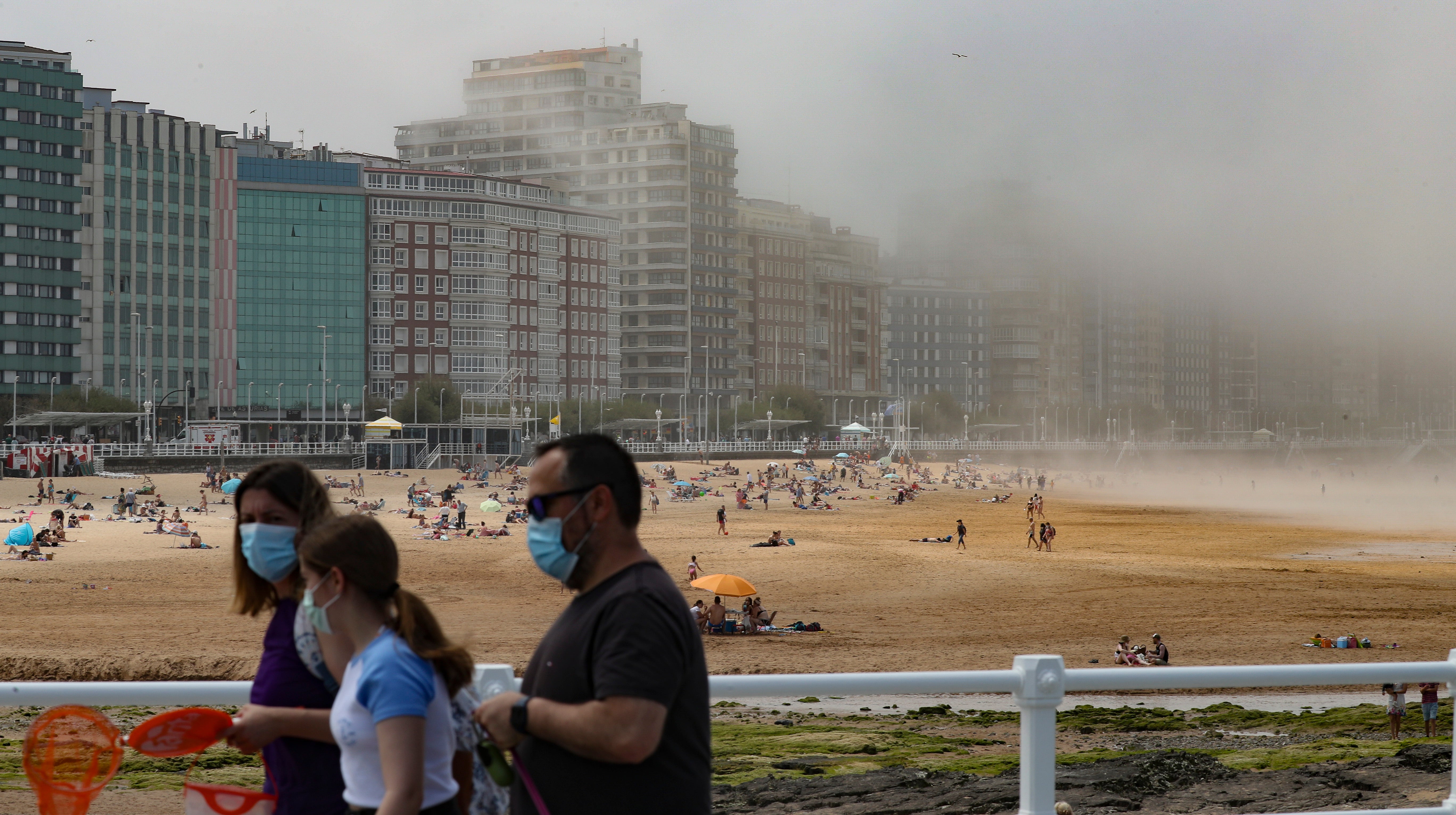 Asturias ha vivido una calurosa mañana de domingo, con temperaturas que han rozado los 30 grados en algunos puntos de la región; una situación que podrá cambiar drásticamente de cara a las últimas horas del día. Por eso muchas personas han querido aprovechar las últimas horas de buen tiempo y han llenado playas y terrazas. Ya por la tarde la intensa niebla se ha adentrado en el Principado, que terminó por disuadir a los bañistas. 