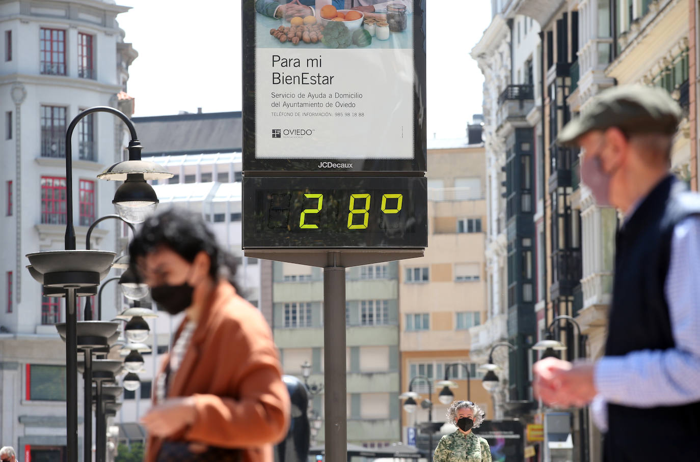 Asturias ha vivido una calurosa mañana de domingo, con temperaturas que han rozado los 30 grados en algunos puntos de la región; una situación que podrá cambiar drásticamente de cara a las últimas horas del día. Por eso muchas personas han querido aprovechar las últimas horas de buen tiempo y han llenado playas y terrazas. 