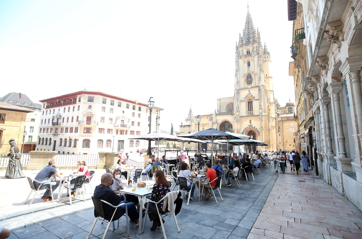 Asturias ha vivido una calurosa mañana de domingo, con temperaturas que han rozado los 30 grados en algunos puntos de la región; una situación que podrá cambiar drásticamente de cara a las últimas horas del día. Por eso muchas personas han querido aprovechar las últimas horas de buen tiempo y han llenado playas y terrazas. 