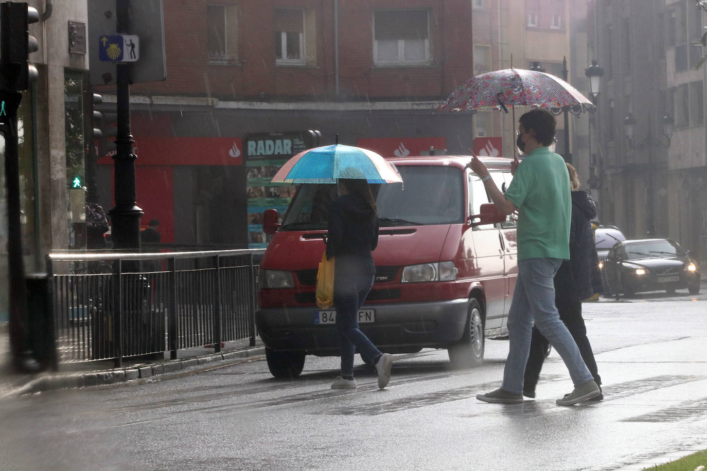 Asturias ha vivido una calurosa mañana de domingo, con temperaturas que han rozado los 30 grados en algunos puntos de la región; una situación que podrá cambiar drásticamente de cara a las últimas horas del día. Por eso muchas personas han querido aprovechar las últimas horas de buen tiempo y han llenado playas y terrazas. Ya por la tarde la intensa niebla se ha adentrado en el Principado, que terminó por disuadir a los bañistas. 