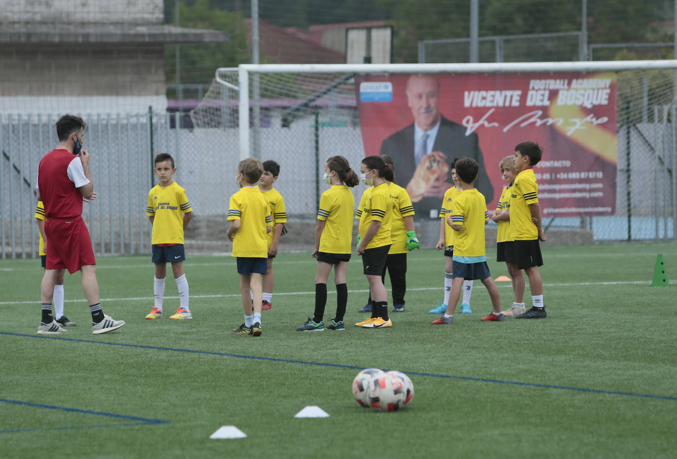 Vicente del Bosque, seleccionador nacional de fútbol con el que España ganó su primer y único Mundial del deporte rey, ha impartido este domingo una 'master class' frente a un centenar de niños y niñas de Noreña. 