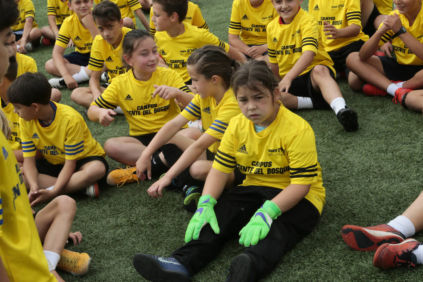 Vicente del Bosque, seleccionador nacional de fútbol con el que España ganó su primer y único Mundial del deporte rey, ha impartido este domingo una 'master class' frente a un centenar de niños y niñas de Noreña. 