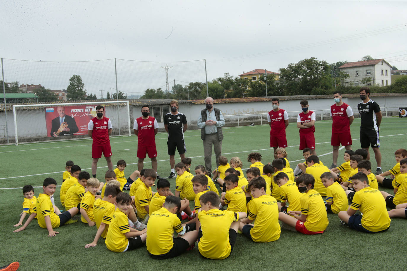 Vicente del Bosque, seleccionador nacional de fútbol con el que España ganó su primer y único Mundial del deporte rey, ha impartido este domingo una 'master class' frente a un centenar de niños y niñas de Noreña. 