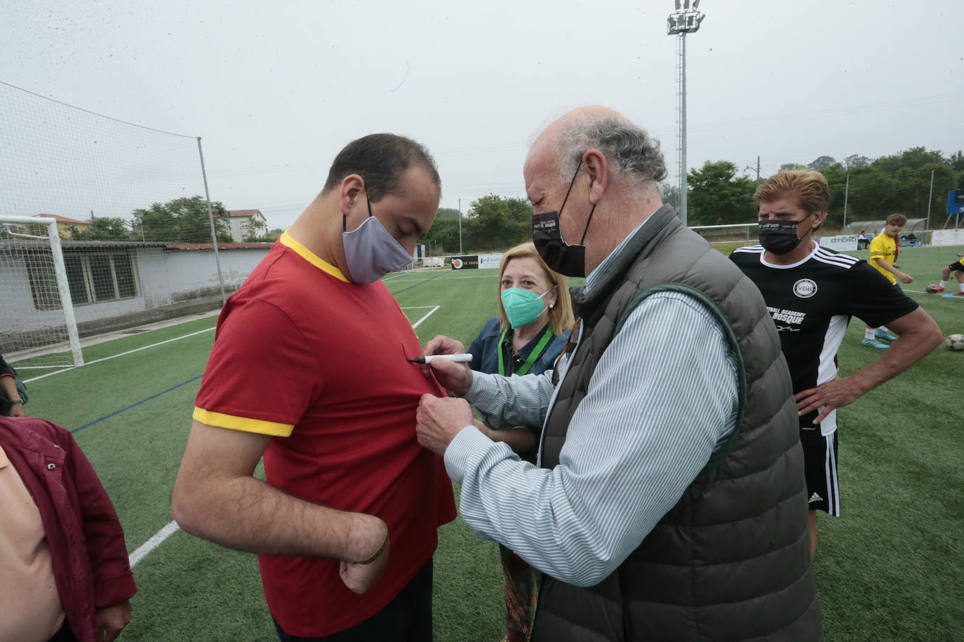 Vicente del Bosque, seleccionador nacional de fútbol con el que España ganó su primer y único Mundial del deporte rey, ha impartido este domingo una 'master class' frente a un centenar de niños y niñas de Noreña. 